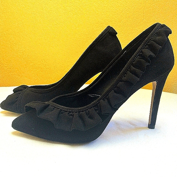 BCBGeneration Black Velvet Ruffle Stilleto Heels 8.5B - Picture 2 of 11